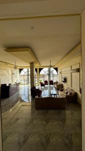 Al ḨawīyahRadiha Hotel Suites的带沙发和桌子的大客厅