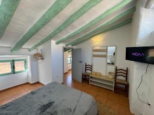 塞埃欣Casa Simón plaza Alfaro的一间卧室配有一张床,并在一间客房内配有电视。