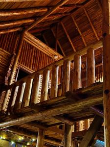 阿什福德Log Cabin at Rainier Lodge (0.4 miles from entrance)的木梁建筑的木制天花板