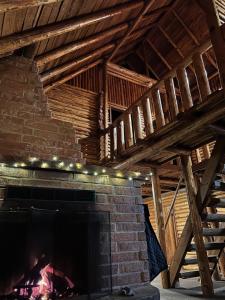 阿什福德Log Cabin at Rainier Lodge (0.4 miles from entrance)的拥有木制天花板的客房设有砖砌壁炉。