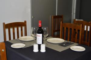 戈梅拉岛圣塞瓦斯蒂安科隆维娜酒店的桌子上摆放着一瓶葡萄酒和眼镜