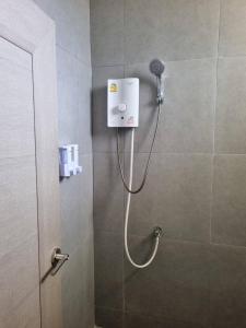 Ban Hua HanRest at Thachang Hotel的浴室内配有淋浴和头顶淋浴