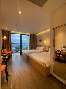 绥和市Luna Apartment - Apec Mandala Phú Yên的酒店客房设有一张床和一个大窗户