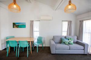 纳尔逊Tāhuna Beach Holiday Park的客厅配有沙发和桌椅