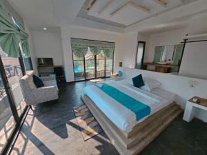 暹粒Angkor Sand Hotel的一间带大床的卧室和一个阳台