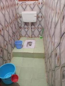 乔斯希马特Badri Kedar Hometay的一间带卫生间和水槽的小浴室