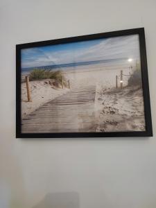 贝休恩APPART'HOTEL EDEN的一张通往海滩的木板路的照片