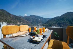 瑞诗凯诗Tripli Hotels Ayushman Retreat的山景阳台顶部的餐桌