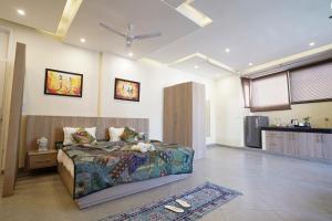 瑞诗凯诗Tripli Hotels Ayushman Retreat的卧室中间设有一张床