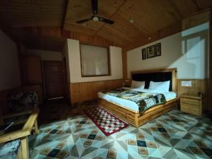 库尔卢Hotel Saryal , Kullu的一间卧室设有一张床和天花板