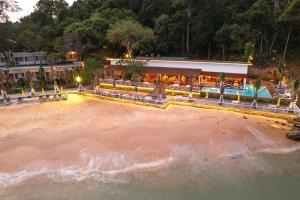 高龙撒冷岛One Beach Resort的海滩上的度假村的空中景致