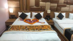 Koch BihārPoddar Residency的一间卧室配有两张心形床。