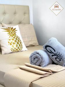 独鲁万GTC Apartelle的床上有一条毛巾和 ⁇ 萝
