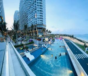 美奈PEARL APEC MANDALA的海滩旁的游泳池