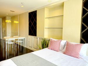 曼谷大钻石公寓的一间卧室设有一张床和一间用餐室