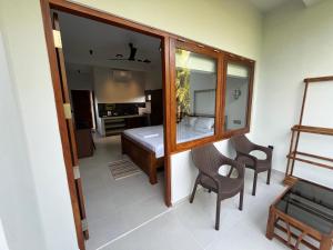 米迪加马东Cozy Corner - Midigama的客房设有带一张床和镜子的卧室