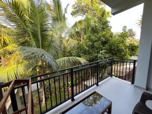 米迪加马东Cozy Corner - Midigama的阳台拥有黑色栏杆和棕榈树