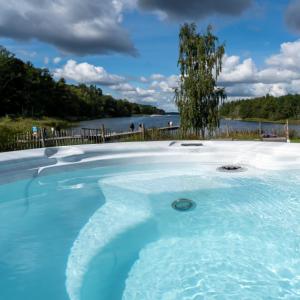 古斯塔堡Skeviks Gård的享有水景的热水浴池