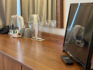 波罗维茨Room in BB - Hotel Moura Double Room n5167的木台面,配有台面、电视和眼镜