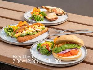 东京sequence SUIDOBASHI - Tokyo的桌上三盘三明治和蔬菜