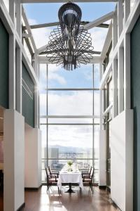 锡比乌锡比乌阿娜塔金色郁金香酒店的一间带桌椅和吊灯的用餐室