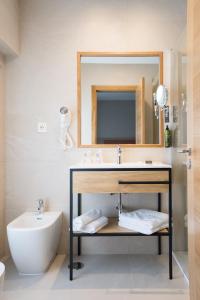 圣地亚哥－德孔波斯特拉Hotel Parking Miradoiro de Belvís的一间带水槽、卫生间和镜子的浴室