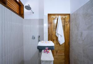 GlacisSunbird Villas的浴室设有卫生间,配有毛巾