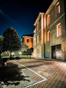 维罗纳Naboo Verona Luxury Suites的一座晚上有鹅卵石街道的建筑