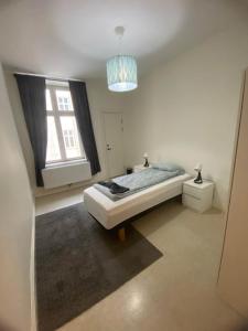 哥德堡Elegant Apartment In The City的白色的卧室设有床和窗户