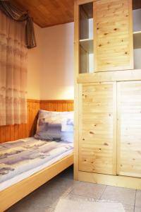 福纽德Parton Villa Apartments的一间卧室配有双层床和木制橱柜