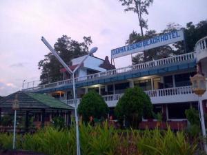 巴拉巴特Darma Agung Beach Hotel Parapat的上面有标志的建筑