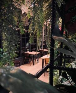 Ban Lam Rua TaekValaya Hotel Pathumthani的户外庭院设有桌椅和植物
