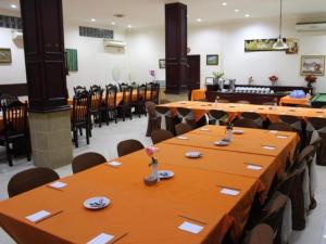 SibengkokHotel Dynasty的餐厅内带桌椅的用餐室