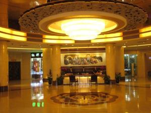 昆明Kunming Zhong Huang Hotel的大楼内带大吊灯的大型大堂