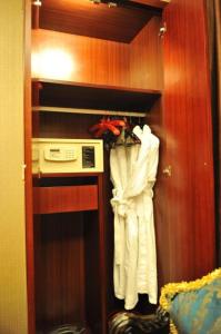 昆明Kunming Zhong Huang Hotel的客房设有衣柜、浴袍和微波炉。