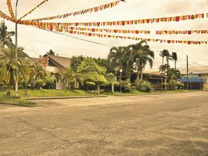 Taculing HaciendaMo2 Days Inn的一条有红白旗的空街道