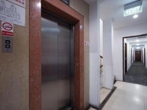 新加坡Penta Hotel的楼内有走廊的电梯门