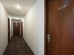 新加坡Penta Hotel的一条空走廊,有门和走廊长度的长度