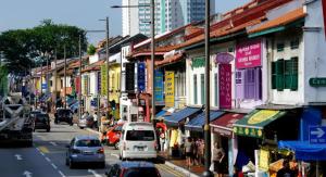 新加坡Penta Hotel的一条繁忙的城市街道,路边有汽车和人