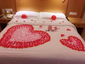 The Grace Hotel Shanghai Yexie的红色脚踏板制成的心床
