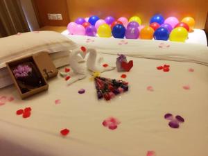 The Grace Hotel Shanghai Yexie的上面有红桃和气球的白蛋糕