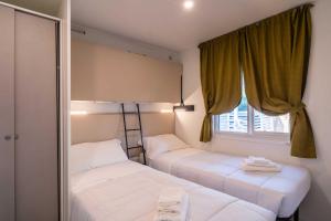 波尔图桑特埃尔皮迪奥La Risacca Family Camping Village的小型客房 - 带2张床和窗户