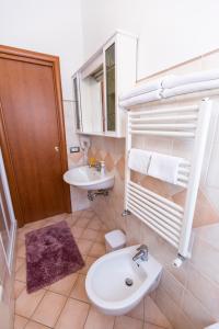 阿杰罗拉圣安娜住宿加早餐旅馆的一间带水槽、卫生间和镜子的浴室