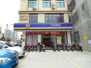 海口7 Days Inn Fucheng Wu Gongci Gaodeng East Street Binjiang Road的停在大楼前的一组摩托车