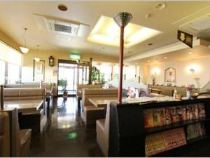 SukumoHotel Matsuya的一间配有沙发和桌子的餐厅