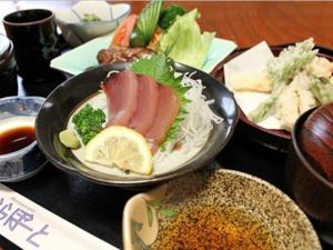 SukumoHotel Matsuya的餐桌上放着一碗食物,上面放着肉和蔬菜