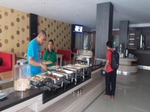 MaulafaJohn's Hotel的一群人在厨房准备食物