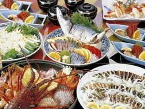 IsaAshizuri Onsen Ashizuri Sunnyside Hotel的餐桌上摆放着海鲜食品