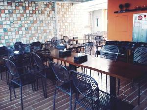 首尔Hwagok Haedamchae的一间设有桌椅的用餐室和砖墙