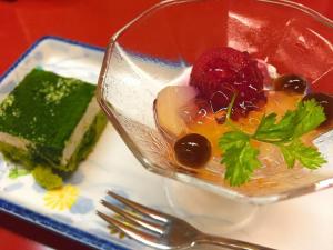 雾岛市Kirishima Onsen Ryokojin Sanso的盘子上的一个玻璃碗中的甜点